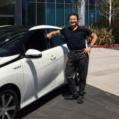 Jerry con su Toyota EV